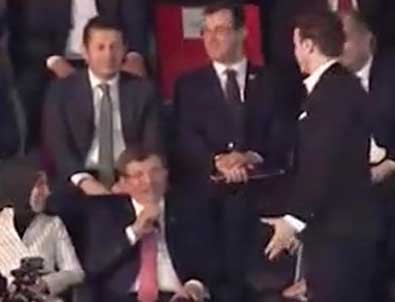 Davutoğlu, Ceceli ile birlikte ilahi okudu