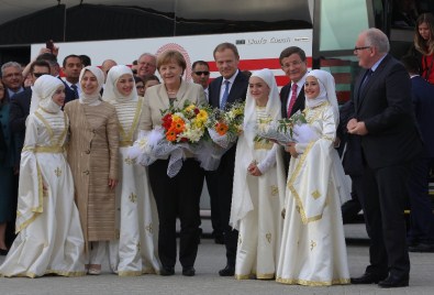 Davutoğlu Ve Merkel Sığınmacılarla Buluştu