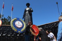 ÇOCUK BAYRAMI - Erzurum CHP İl Başkanlığından Atatürk Anıtına Çelenk