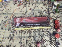 FETHİYE KAYMAKAMI - Fethiye'deki Şenlikte Dev Bayrak Açıldı