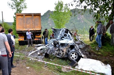 Giresun'da Kamyon İle Otomobil Çarpıştı Açıklaması 2 Ölü