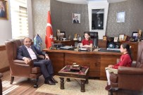 İLKOKUL ÖĞRENCİSİ - Kartepe Belediyesi Başkanlık Koltuğu Minik Ebru'ya Emanet