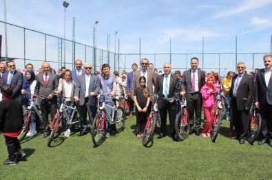 Polis Çocuklarına Bisiklet Hediyesi