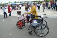 ÇOCUK BAYRAMI - Spastik Engelli Çocuk İlk Kez Bisiklete Bindi