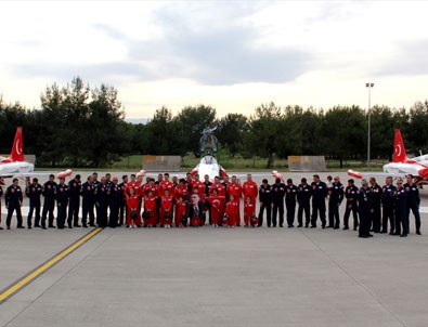 Türk Yıldızları'nın Kokpiti ilk kez çocuklara emanet