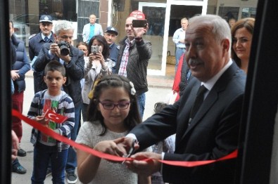 Üçüncü Sınıf Öğrencisi 24 Eserden Oluşan Resim Sergisi Açtı