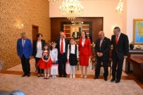 SAKARYA VALİSİ - Vali Coş'tan Miniklere Bayram Jesti