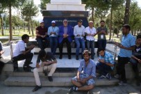 MEZARLIK ZİYARETİ - Yabancı Uyruklu Öğrenciler Şehitliği Ziyaret Etti