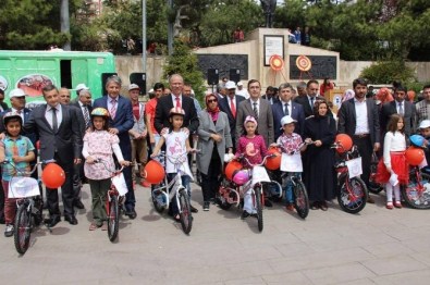 Yozgat'ta 500 Öğrenciye Bisiklet Dağıtıldı
