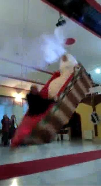 Gelin ve damat yere çakıldı