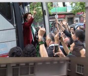 Akşener Taraftara 'Üçlü' Çektirdi