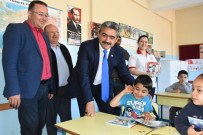 İSABEYLI - Çocuklar Başkan Amcalarından Oyun Kitabı Ve Bilet Aldı