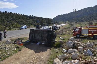 Devrilen Minibüsün Altında Kalan Sürücü Hayatını Kaybetti