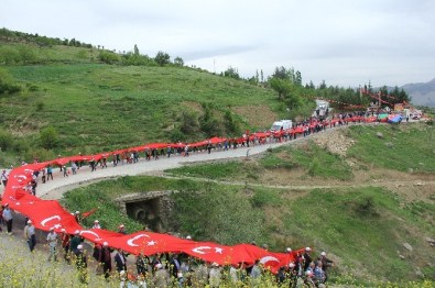'Ermeni Soykırımı' İddialarına Karşı Dev Türk Bayrağıyla Yürüdüler