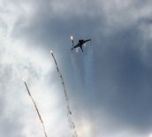 GÖSTERİ UÇAĞI - Solo Türk uçağı ile nefes kesen gösteri