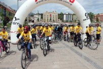 Trafikte Bisiklete Dikkat Çekmek İçin Pedal Çevirdiler