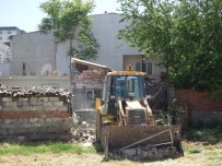 Yunusemre'de Metruk Evler Yıkıldı