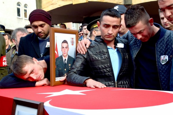 Şehit arkadaşının tabutuna sarılmıştı...