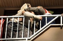 HAVA YASTIĞI - Aile İçi Tartışma Balkon Demirlerine Çıkardı