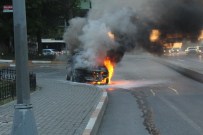 Fatih'te Seyir Halindeki Bir Otomobil Alev Alev Yandı