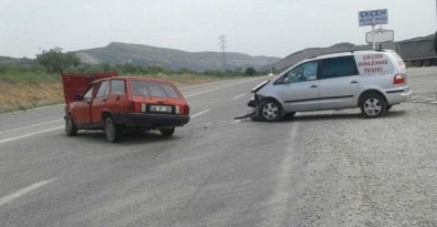 Gölbaşı'nda İki Otomobil Çarpıştı Açıklaması 5 Yaralı
