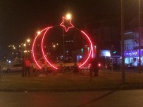 UZUN ÖMÜR - Gülüç'ün Girişine Işıklı Dev Türk Bayrağı