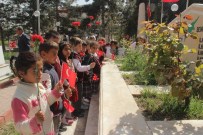 SINAN YıLDıZ - İlkokul Öğrencileri Şehitleri Ziyaret Etti