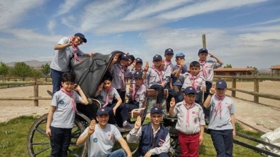 İzcilik Kulübü Üyeleri Ata Bindi
