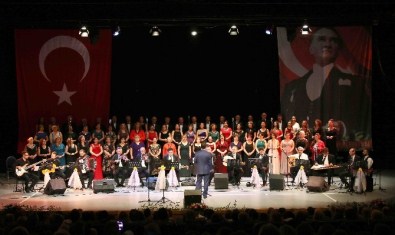 Konserde Soliste Sürpriz Evlilik Teklifi