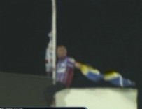 AVNI AKER STADı - Trabzonlu taraftar Fenerbahçe bayrağını indirdi