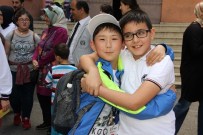 DÜNYA ÇOCUKLARI - Dünya Çocukları Göz Yaşı İçinde Arkadaşlarından Ayrıldı