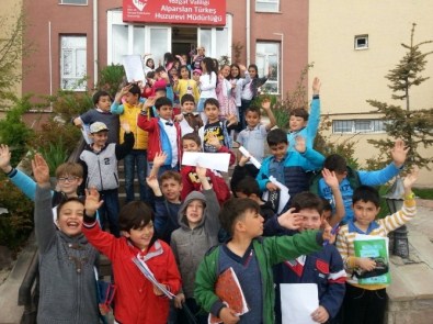 İlkokul Öğrencileri Huzurevi'ni Ziyaret Etti