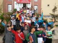 İlkokul Öğrencileri Huzurevi'ni Ziyaret Etti