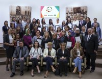 'Kız Kardeşim' Eğitimine Katılan İzmirli Kadınların Sertifika Heyecanı