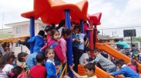 MAHMUT BOZKURT - Öğretmenlerden Okula Oyun Parkı