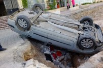 BELEDİYE ÇALIŞANI - Otomobil Yol Çalışması İçin Kazılan Çukura Düştü Açıklaması 2 Yaralı