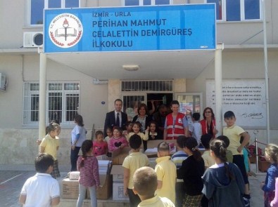 Urla Kızılay'dan Çocuklara Ayakkabı