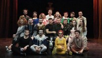 DEVLET TİYATROSU - 'Bir Yaz Gecesi Rüyası' Beğeni Topladı