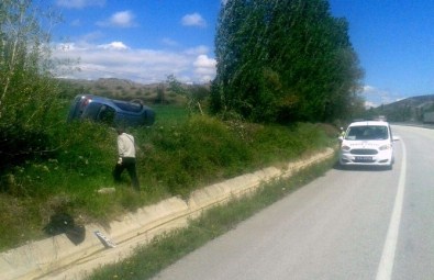 Otomobil Takla Atıp Tarlaya Devrildi Açıklaması 2 Yaralı