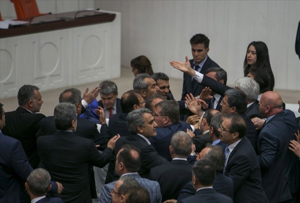 Mecliste yumruk yumruğa kavga