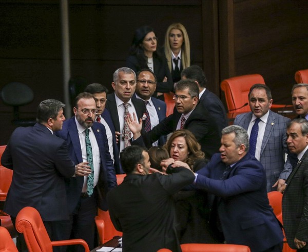 Mecliste yumruk yumruğa kavga