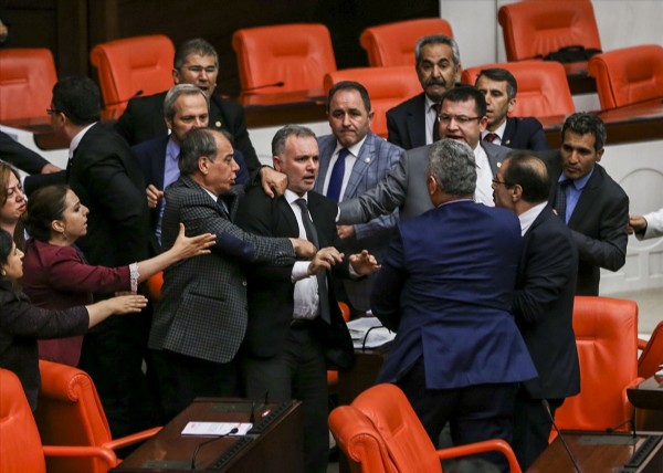 Mecliste yumruk yumruğa kavga