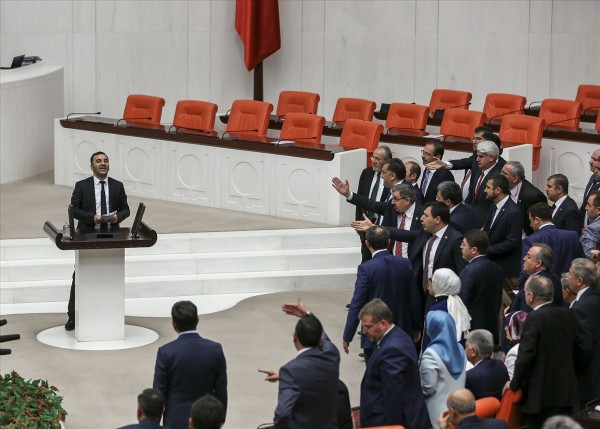 Mecliste yumruk yumruğa kavga