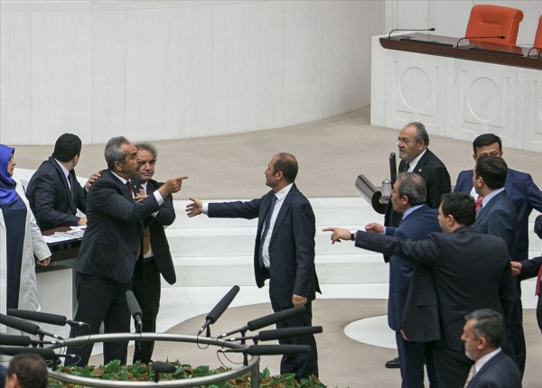 Mecliste yumruk yumruğa kavga