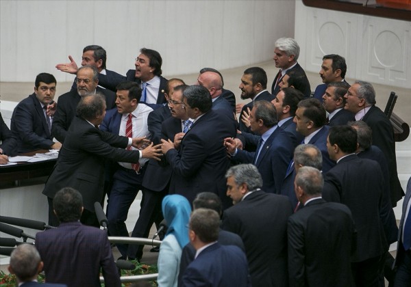 Mecliste yumruk yumruğa kavga