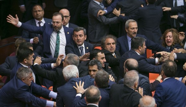 Mecliste yumruk yumruğa kavga