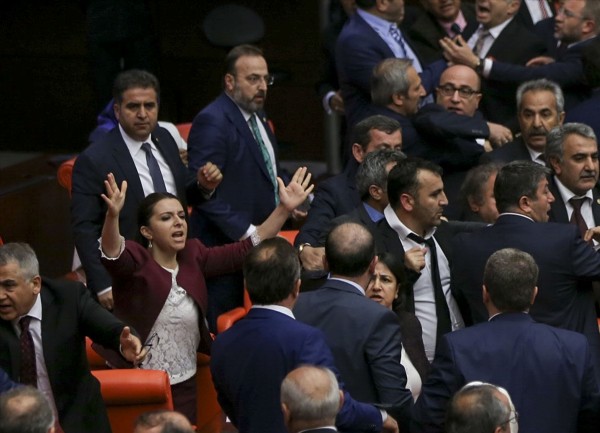 Mecliste yumruk yumruğa kavga