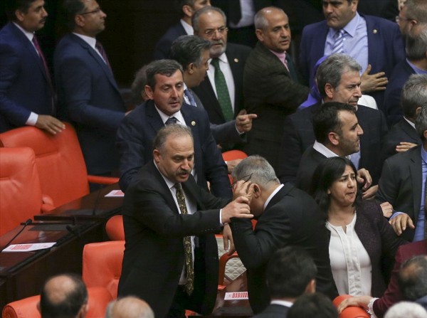 Mecliste yumruk yumruğa kavga