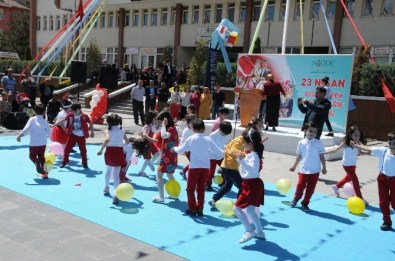 Niğde Kent Meydanında 23 Nisan Şenlikleri Devam Ediyor