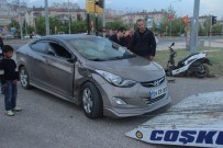ÜMİT AKTAŞ - Otomobil, Motosikletle Çarpıştı Açıklaması 1'İ Ağır 2 Yaralı